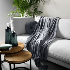 Dutch Decor Plaid Harvey - 150x200cm - Charcoal Gray 5 Dutch Decor Plaid Harvey - 150x200cm - Charcoal Gray -Huisdecoratie dutch decor plaid harvey 150x200cm charcoal gray polyester 3 1